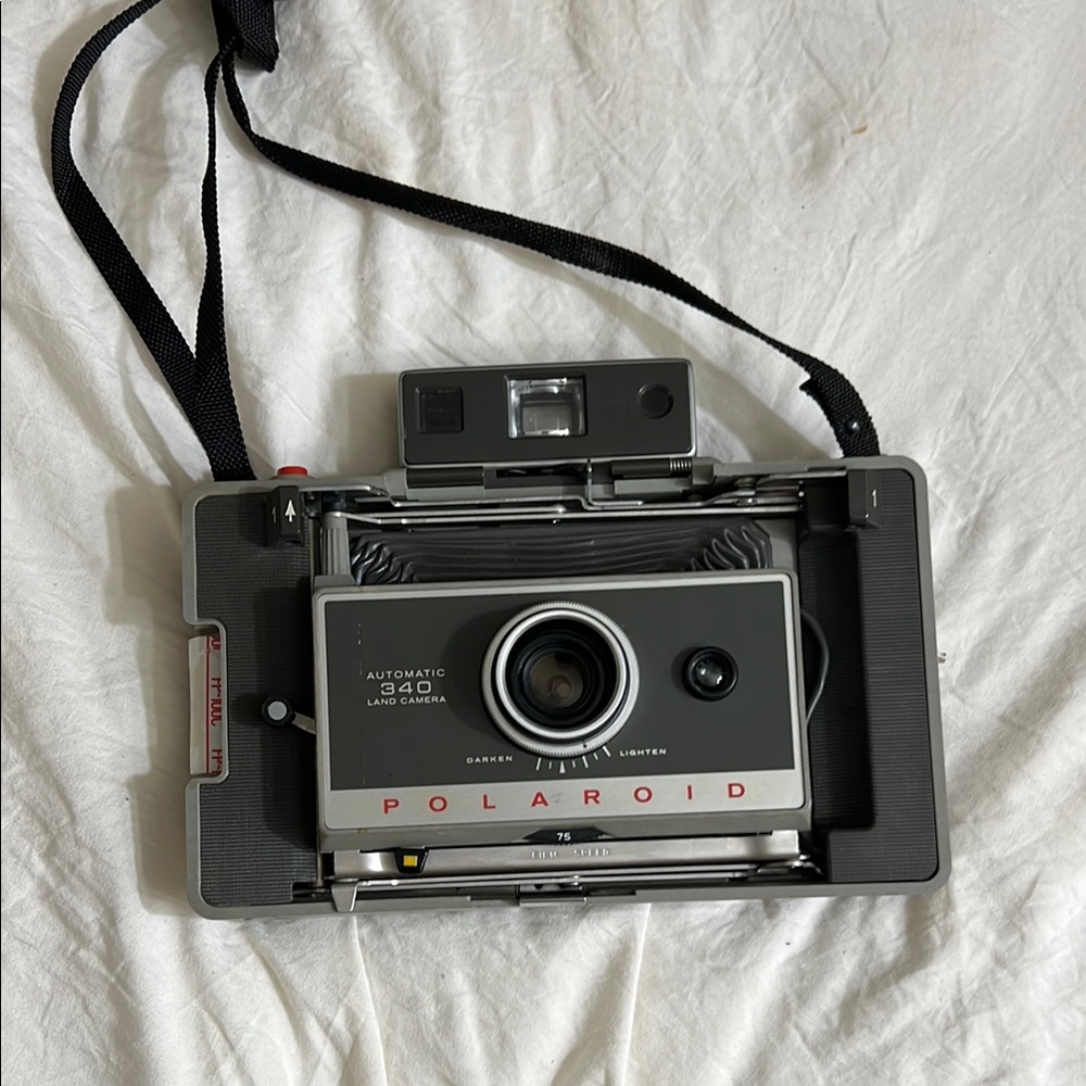 Polaroid Automatic 340 Land Camera - Black and Silver - Picture 2 of 7